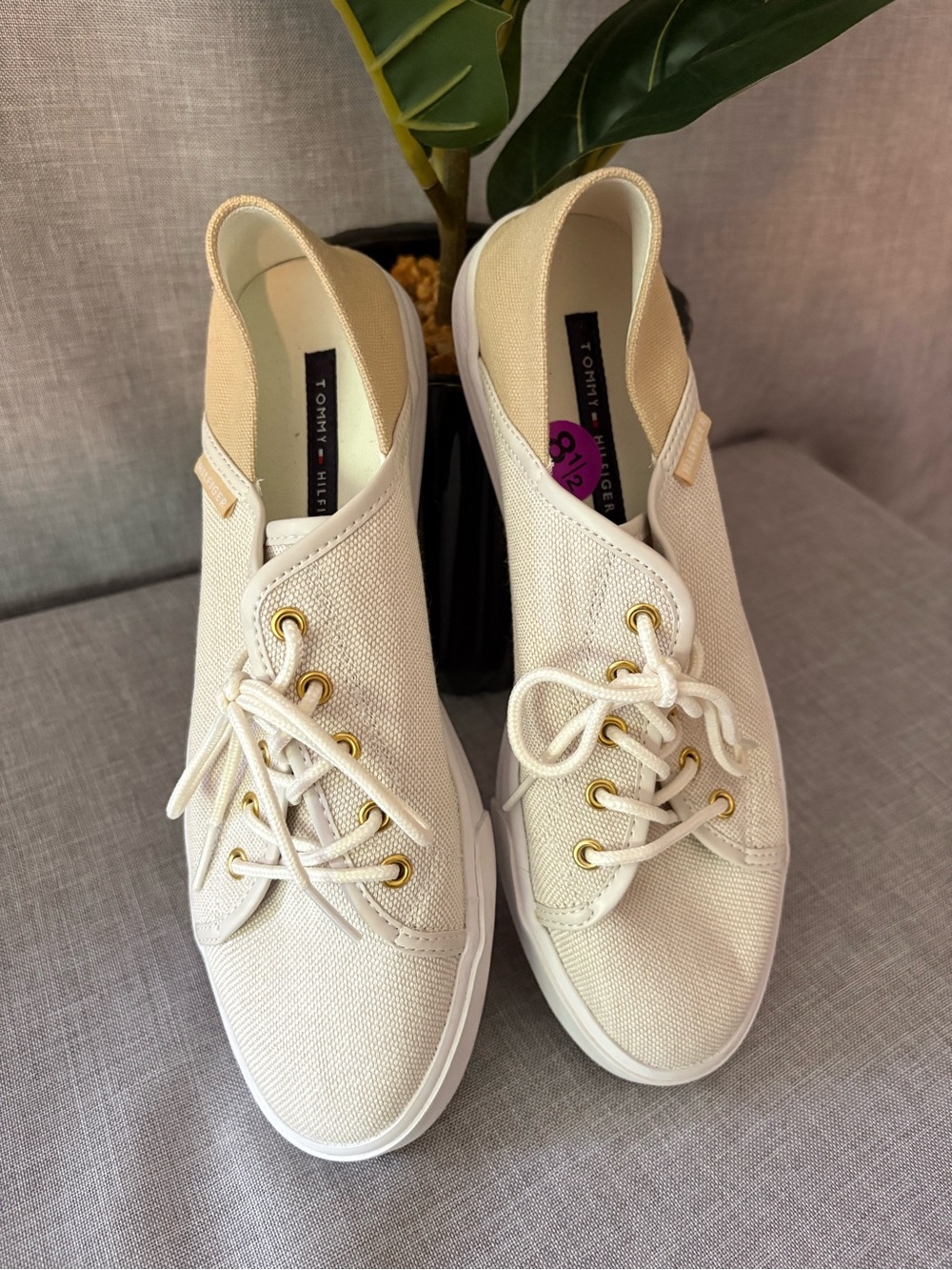 Tommy Hilfiger Cream Canvas & Gold Accents Slip-On Sneakers Women’s 8.5 New